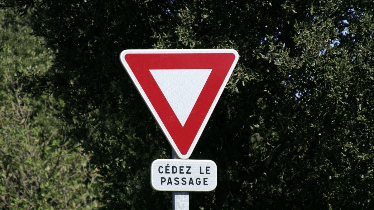 Panneau cédez le passage : je m'arrête si quelqu'un arrive